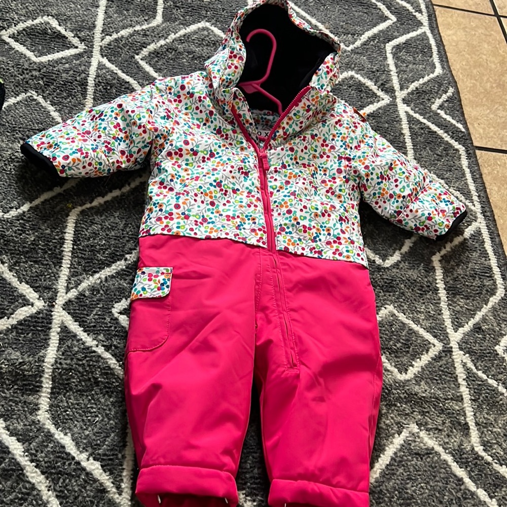 ROXY 10k Snow suit 9 months size for baby!! So perfect NWOT roxy!! Hot pink